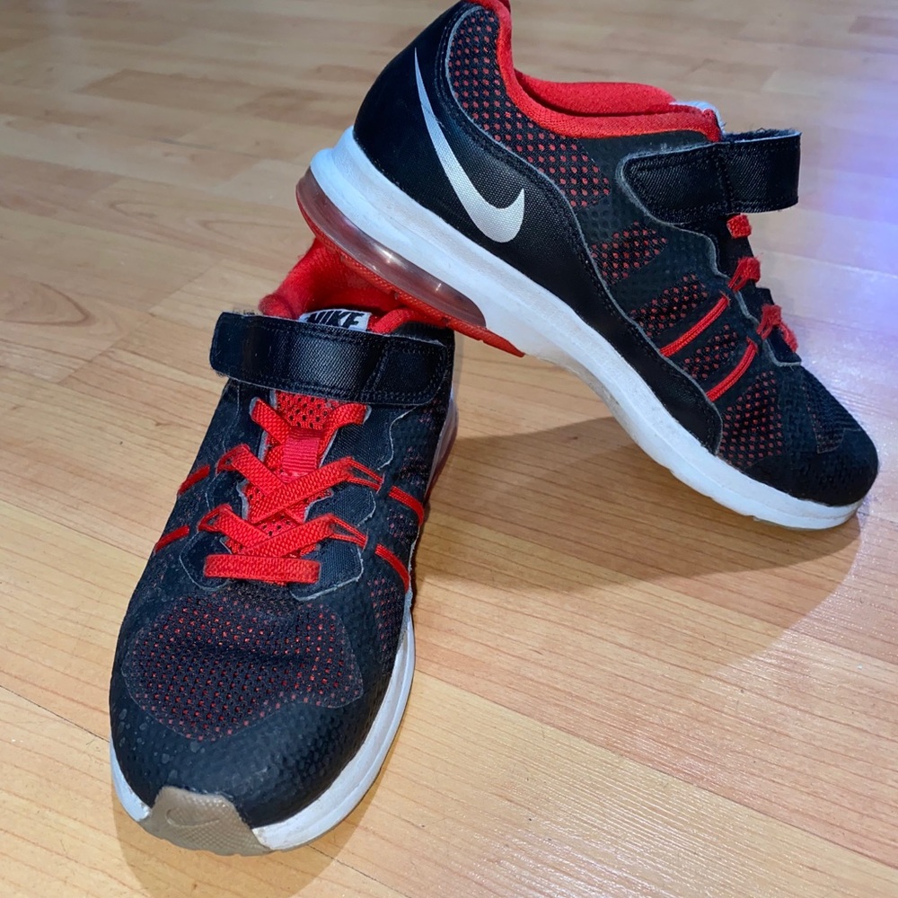 Boys Nike Size 13.5Y sneakers